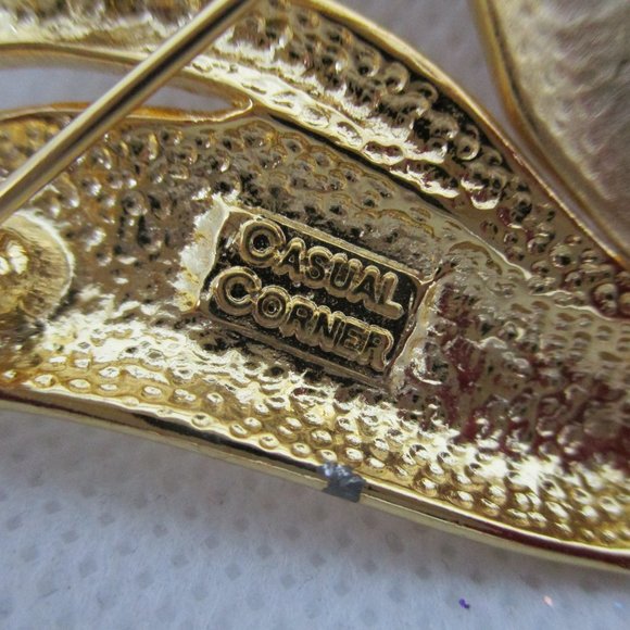 Large Casual Corner Swirl Brooch - Picture 5 of 5